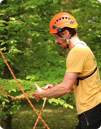 Arborista manejando cuerda durante trabajos de trepa en altura
